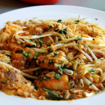 Plate of pad Thai with shrimp