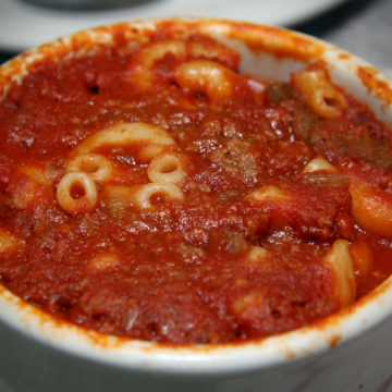 Bolw full of ground beef, tomato sauce, and elbow macaroni